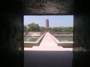 hiran-minar-baradari